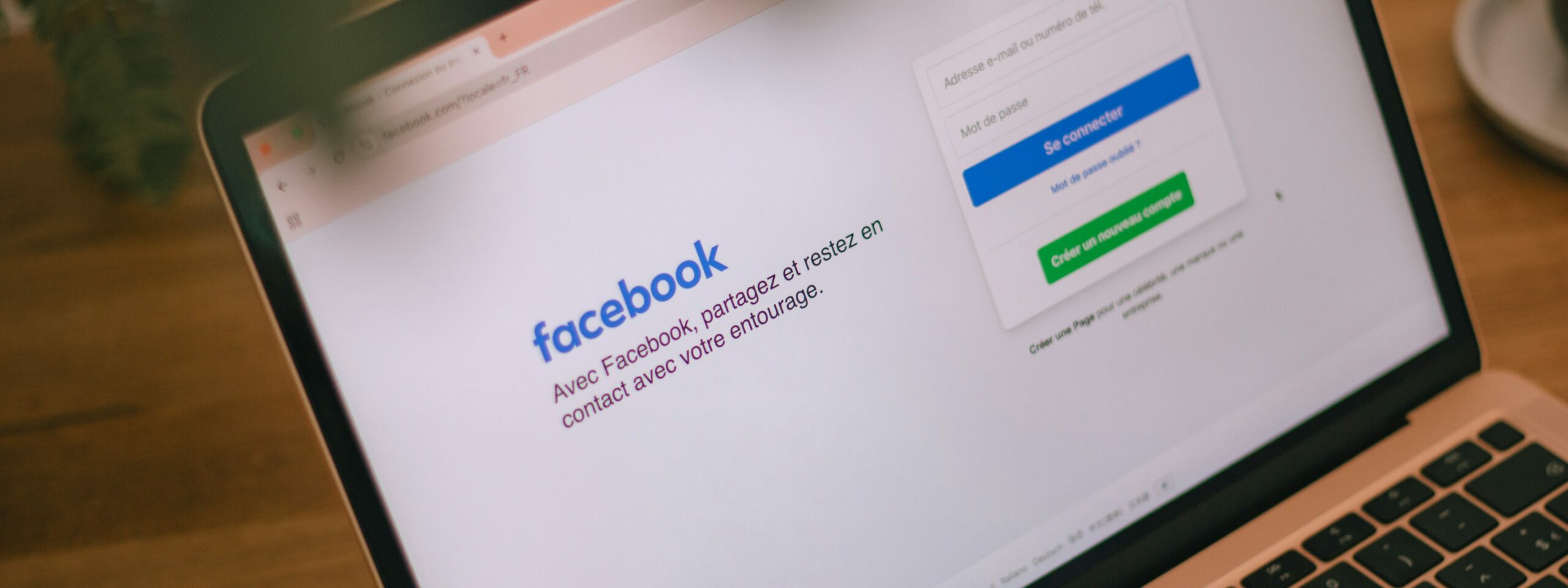 laptop z otwartym oknem logowania Facebooka
